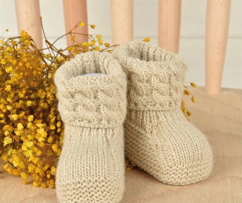 Botoșei din tricot bej