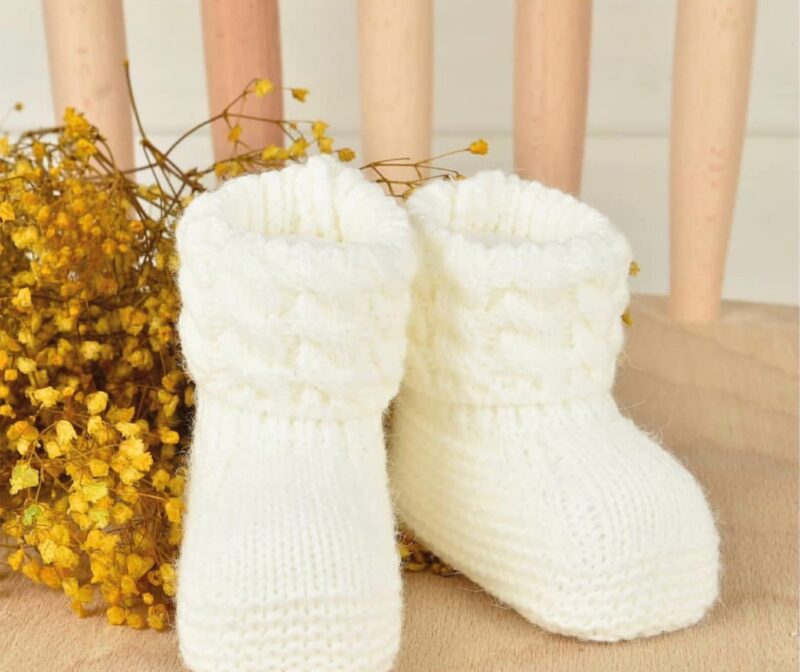 Botoșei din tricot albi