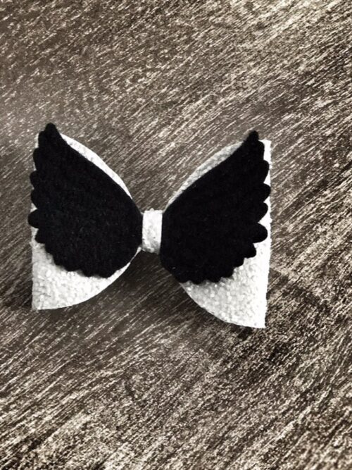 Clama tip clips din glitter alb cu aripi din fetru negre