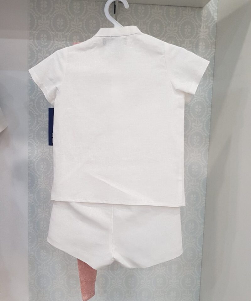 Costumas deux-pice format dintr-o camasa alba cu maneca lunga si o pereche de pantaloni scurti alb. Complementul costumului este cureaua de culoare roz.